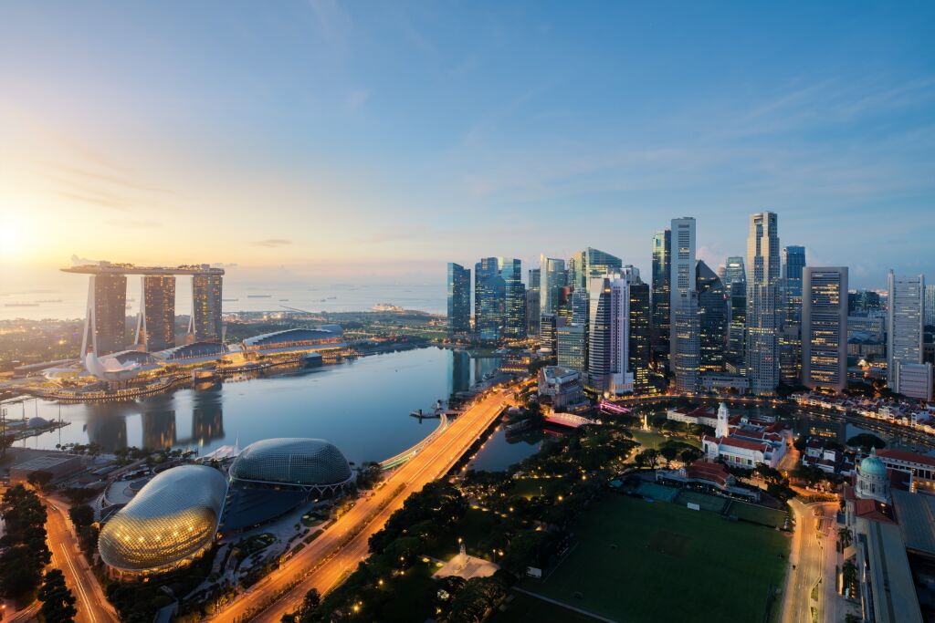 Widok z lotu ptaka Singapuru i miasta o zmierzchu w Singapurze, Azji
