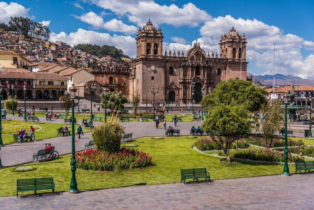 Cuzco, Peru: Panoramiczny widok na Rynek Główny i kościół katedralny.