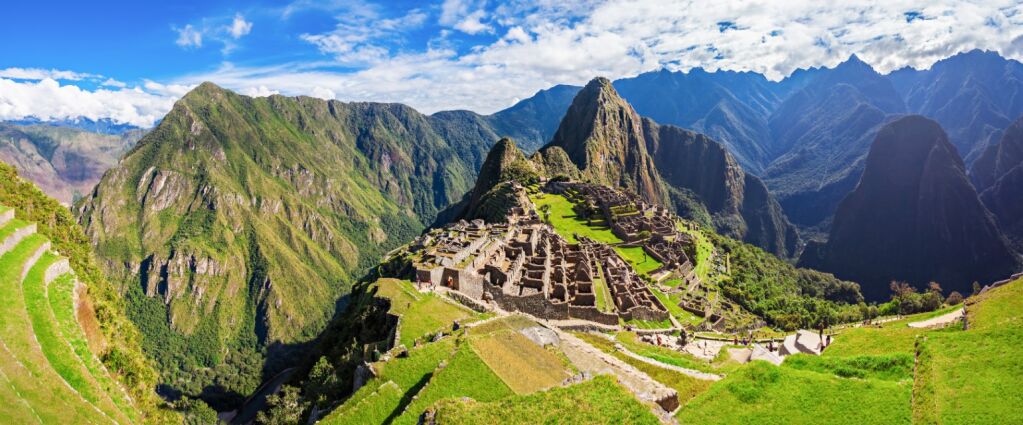 Panorama panoramiczny widok Machu Picchu lub Machu Pikchu w Peru. Machu Picchu to obiekt Inków położony w regionie Cusco w Peru. Machu Picchu jest jednym z Siedmiu Nowych Cudów Świata.