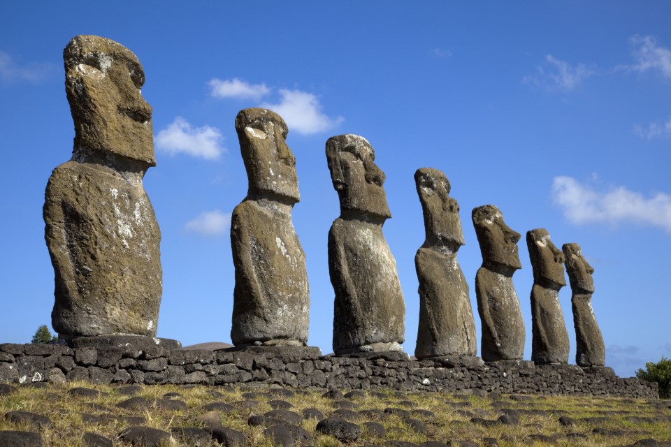 Widok siedmiu Ahu Akivi Moai, które są jedynym Moai, aby zmierzyć się z morzem, Rapa Nui, Wyspa Wielkanocna, Chile.